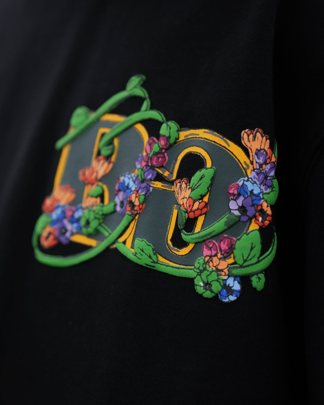 BLACK GARLAND T-SHIRT
