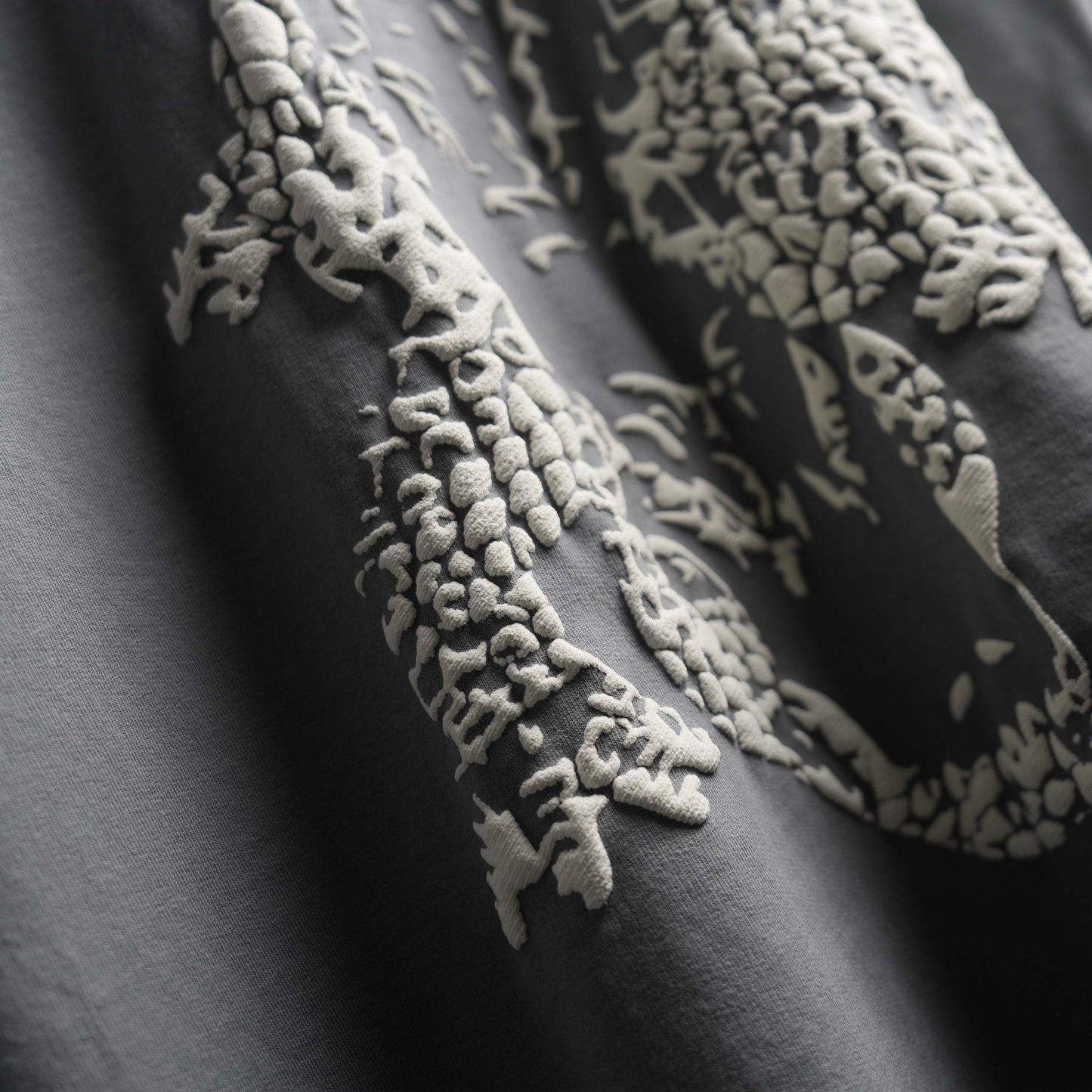 GREY CROCODILE T-SHIRT