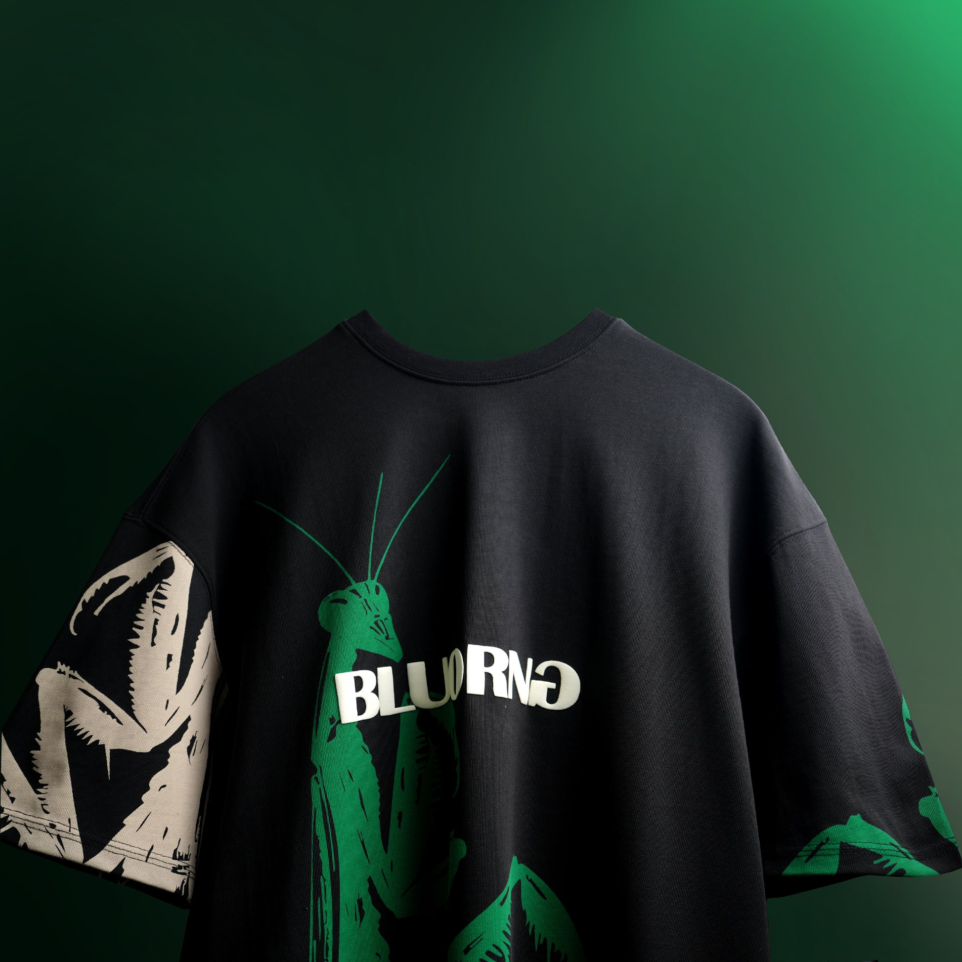 BLACK PRAYING MANTIS PRINTED T-SHIRT