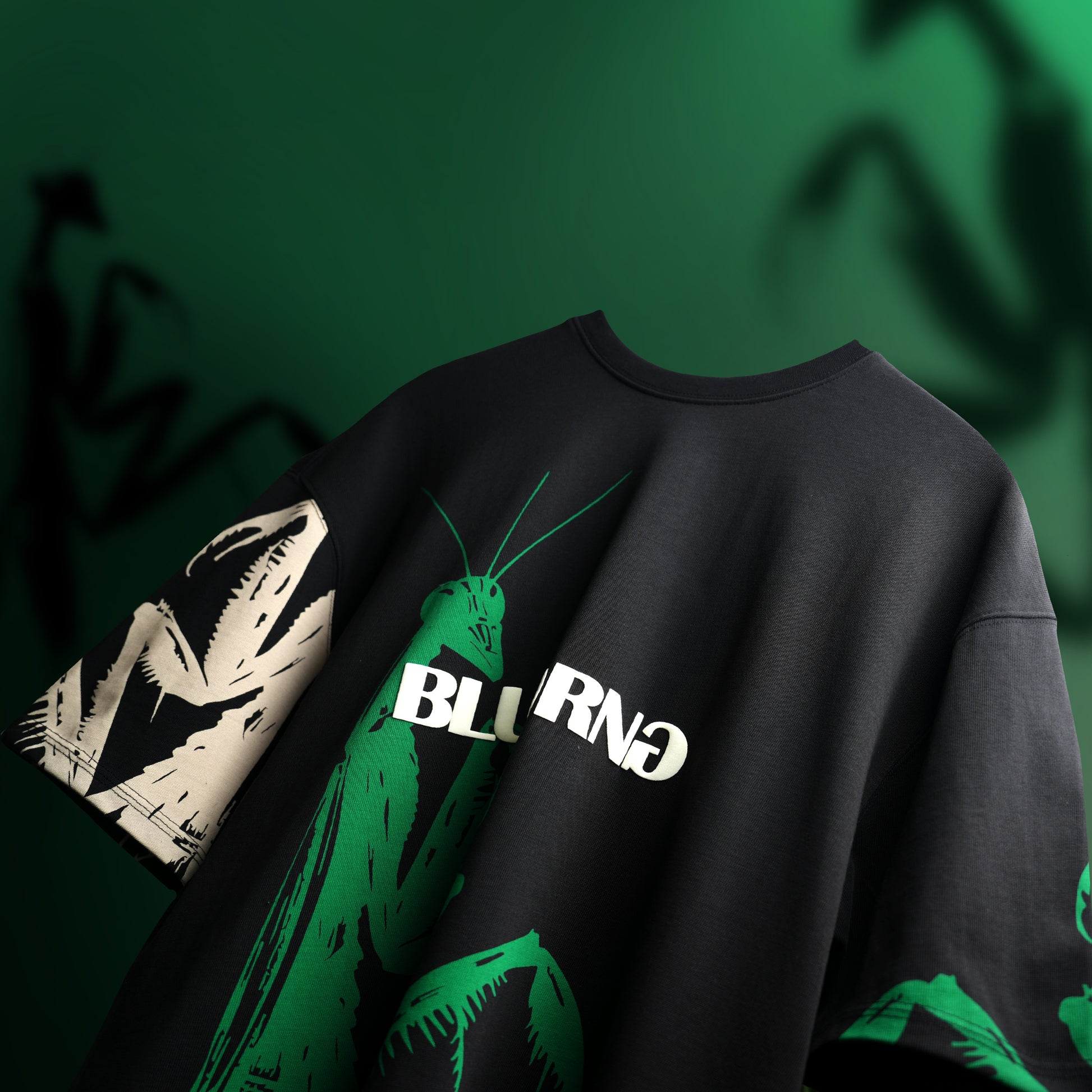BLACK PRAYING MANTIS LUXURY T-SHIRT